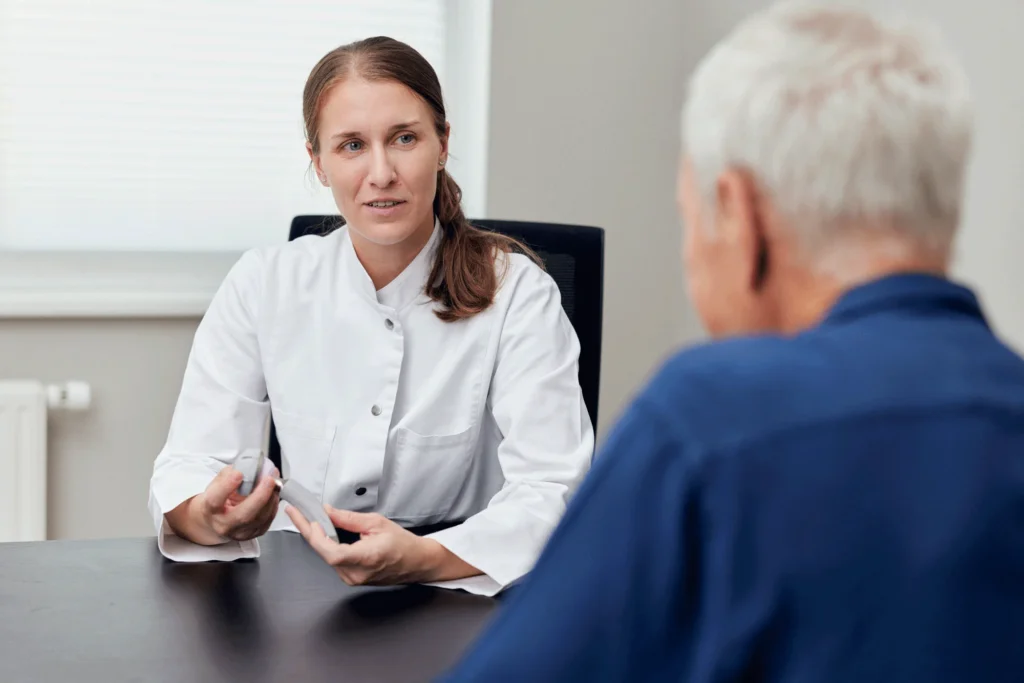 Dr Anna Jungwirth Weinberger erklärt einem Patienten das Hüftgelenk bzw. die Hüftprothese Orthopädie Wien 1180