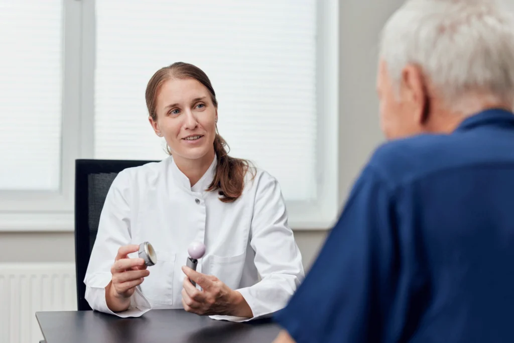 Dr Anna Jungwirth Weinberger erklärt einem Patienten das Hüftgelenk bzw. die Hüftprothese Orthopädie Wien 1180